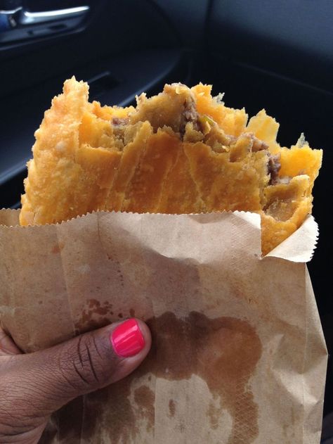 Jamaican Patty, Carribean Food, Jamaican Dishes, Food Street, Spicy Snacks, Island Food, Jamaican Recipes, Fair Food Recipes, Caribbean Recipes