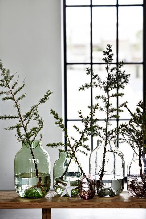 Wanneer je niet zo dol bent op een kerstboom in je huis is het wellicht een leuk idee om kersttakken in een leuke verzameling vazen te plaatsen Modern Jul, Minimalist Christmas Decor, Modern Christmas Tree, Xmas Deco, Boho Deco, Simple Christmas Tree, Navidad Diy, Minimalist Christmas, Noel Christmas