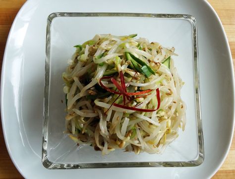 Mung bean sprout side dish, or sukjunamul/sookjoo namul (Maangchi) » Another Korean side dish I devour. Bean Sprout Side Dish, Korean Sides, Namul Recipe, Cucumber Side, Cooking Korean Food, Korean Vegetarian Recipes, Korean Vegetarian, Korean Banchan, Maangchi Recipes