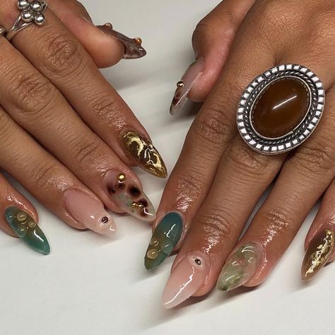 valerie ˖⁺. ༶ ⋆˙⊹ dallas nail artist ❀ (@nailedbyvalz) • Instagram photos and videos Olive Green Nails With Gold, Olive Nail Art, Nails With Gold Details, Nail Knowledge, Green Nails With Gold, Chunky Nails, Olive Green Nails, Nail Guide, Olive Nails