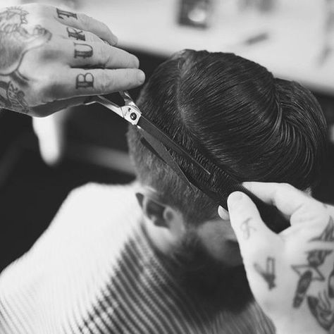 Barber Shop Pictures, Barber Man, Lifestyle Photos, Man Style, Barber Shop, Scotch, Black Men, Wake Up, Hair Inspiration