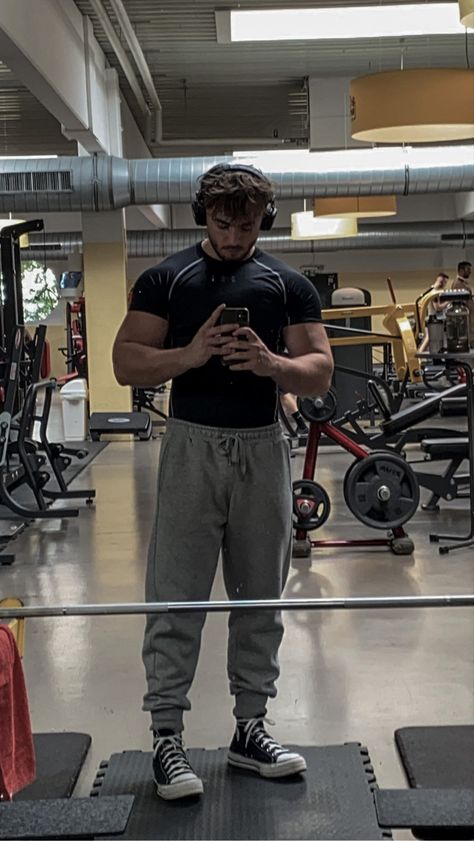 Gym Inspiration Men, Gymshark Men Outfit, Men’s Gym Fits, Winter Gym Outfit Men, Gym Winter Outfits, Men Gym Aesthetic, Mens Fitness Photoshoot, Winter Gym Outfit, Mens Gym Outfits