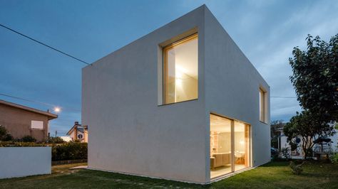 Mami House is a "mini bunker" built for a couple on a very tight budget Japandi House, Low Cost Housing, Global Home, Concrete House, Minimalist Architecture, Facade Architecture, City House, Family House, Residential Architecture