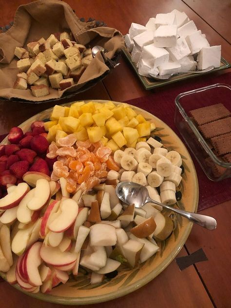 How to Throw a Fondue Party Fondue Dippers, Party Food Bars, Charcuterie Spread, Fondue Party, Fondue Recipes, Party Table Settings, Celebration Ideas, Chopping Block, Grad Party