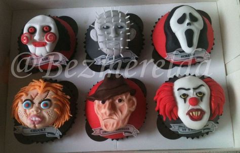 Jigsaw From Saw, Horror Cakes, Movie Cupcakes, Halloween Themed Drinks, Horror Cake, Scary Cakes, Creepy Food, Halloween Deserts, Character Cupcakes