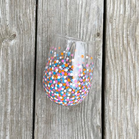 Easy Wine Glass Painting, Wine Glass Painting Ideas Easy, Dishwasher Dimensions, Diy Wine Glasses, Sip N Paint, Painted Wine Glasses, Paint And Sip, Diy Wine, Easy Paintings