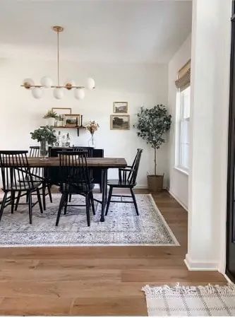 Dine In Style: 10 Gorgeous Dining Room Design Ideas • FamilyApp Dining Room Grey Table, Dining Room Wood Floor, Italian Airbnb, Light Grey Dining Room, Breakfast Nook Diy, Black Wood Dining Room, Dining Room Bay Window, Nook Diy, Cozy Dining Room