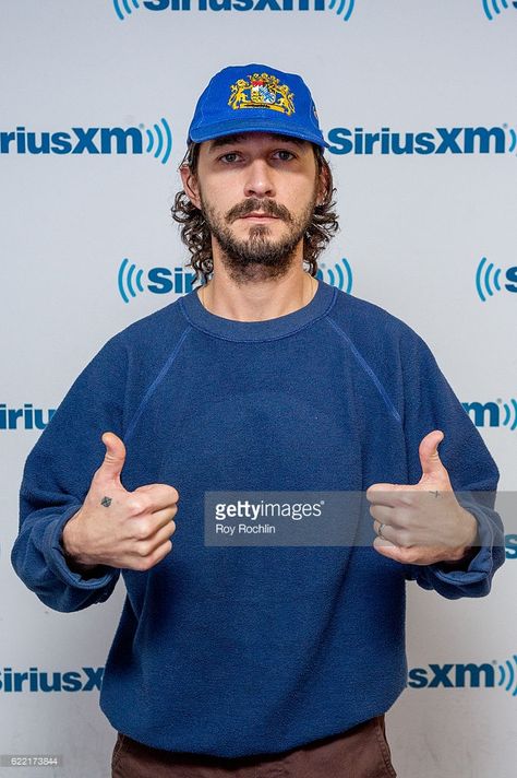 Shia Labeouf Style, Cool Attitude, Shia Labeouf, Outfits Hombre, Guys Clothing Styles, Child Actors, How To Make Shorts, College Student, Vintage Sports