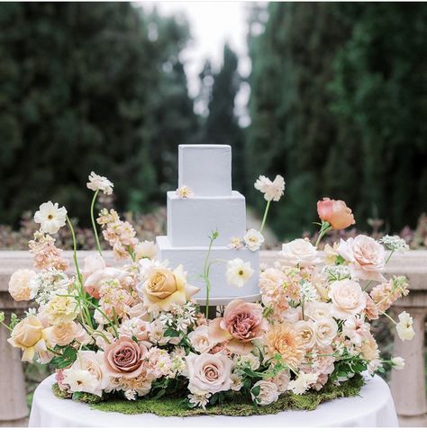 Colored Wedding Cake, Cake Meadow, Wedding Cake Blue, Textured Wedding Cake, Wedding Cake With Flowers, Textured Wedding Cakes, Cement Texture, Cake With Flowers, Luxury Wedding Cake