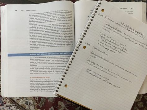 Note Taking Tips for College Students - Did you know that the way you write notes and study for exams plays a big factor in your grades? Check out this easy-to-follow format, plus tips for college success! Study For Exams, How I Take Notes, Tips For College Students, Note Taking Strategies, Tips For College, Note Taking Tips, High School Organization, Spelling And Handwriting, College Success