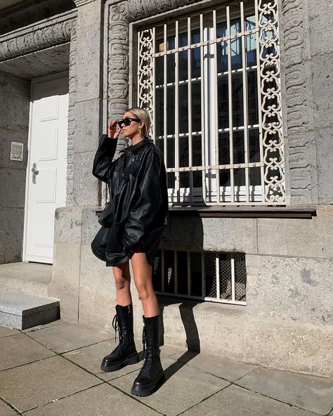 Kim Duong |Germany-Stuttgart 🪐 on Instagram: “Sun i missed youuu” Chunky Heel Platform Boots, Chunky Platform Boots, Platform Boots Women, Platform Boots Chunky, Army Boots, Women Platform Sandals, Confident Style, White Shoes Women, Stylish Boots