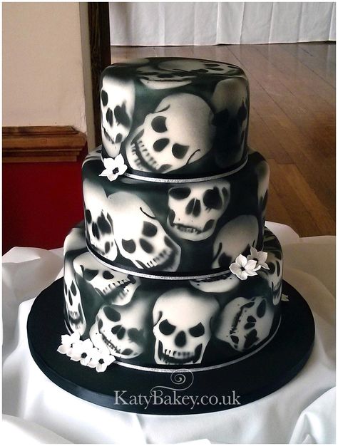 Skull Birthday Cake, Pastel Rock, Cake Decorating Airbrush, Skull Cakes, Skull Wedding Cakes, Unusual Cakes, Skull Birthday, Gothic Wedding Cake, Dairy Queen Ice Cream Cake