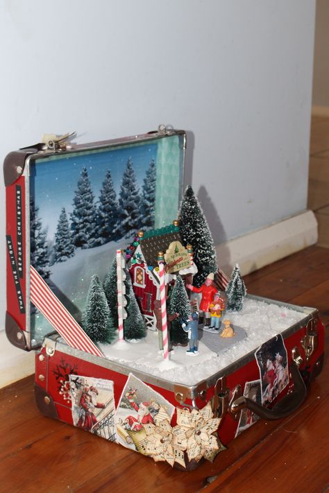 Christmas Suitcase, Diy Christmas Eve Box, Christmas Dioramas, Vintage Suitcase Decor, Suitcase Art, Christmas Winter Scene, Christmas Tree Festival, Snowflake Stencil, Christmas Diorama