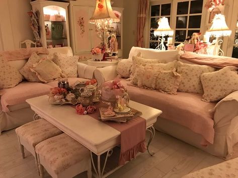 Cottagecore Aesthetic Bedroom Pink, Couqutte Living Room, Croquette Living Room, Coquette Apartment Living Room, Comfy Cottage Living Room, Cutecore Living Room, Coquette Living Room Aesthetic, Coquette Sofa, Dark Coquette Living Room