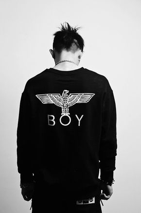 Dope Tees, Black Men Fashion Urban, Combat Pants, Hoodie Quotes, Trendy Hoodies, Boy London, Elegant Man, Foto Art, White Fashion