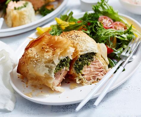 These little filo pastry parcels are packed full of flavour. With flaky salmon fillets and our spinach and feta mix, it's the perfect dinner idea to satisfy your tastebuds and meet your nutritional needs. Salmon Parcels, Bbq Tray, Cherry Tomato Salad, Recipe Salmon, Savoury Pies, Weekly Recipes, Tray Bake Recipes, Spinach Feta, Filo Pastry