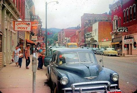 small town early '50s Life In The 1950s, Deadwood South Dakota, Small Town America, Old Car, Us Cars, Car Photos, Street Scenes, South Dakota, Old Pictures