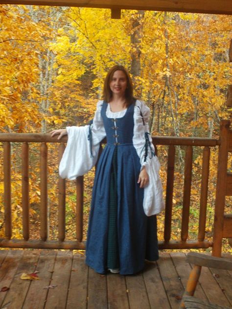 14th Century Scottish Clothing | Medieval Irish Clothing Patterns | Carolina Scots-Irish Blog ... Scottish Dress, Irish Clothing, Fancy Skirts, Medieval Garb, Period Outfit, Costume Patterns, Medieval Dress, Medieval Clothing, Elegant Skirt