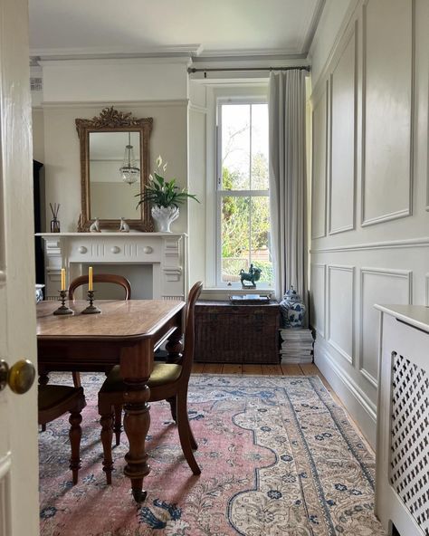 Victoria Henderson| Tale Victoria (@tale_victoria) • Foton och videor på Instagram Traditional Dining Room Furniture, Cottage House Interior, Primitive Dining Room, England Country, Period Living, West England, Vintage Dining Room, Bedroom Wall Colors, Traditional Dining Room