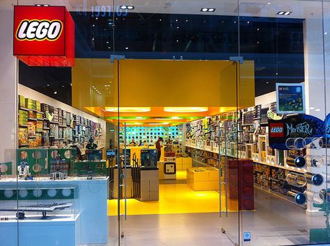 London LEGO Store Retail Facade, Batman Batmobile, Free Lego, Christmas Window Display, Lego Store, Lego Super Mario, Lego Dc, Halloween Store, Retail Design Blog