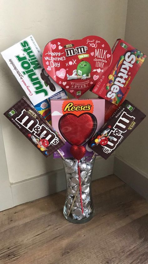 Valentine’s Day Candy Ideas, Valentine Candy Bouquet Diy, Diy Candy Bouquet, Candy Crush Party, Valentines Candy Gifts, Diy Valentine Gifts For Boyfriend, Sweetheart Candy, Valentines Candy, Candy Bouquet Diy