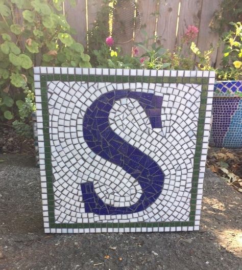 Mosaic Stones, Trivets Diy, Mosaic Stepping Stones, Mosaic Floor Tile, Stained Glass Bird, Roman Mosaic, Mosaic Art Projects, Garden Stepping Stones, Glass Mosaic Art