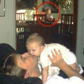 Ghost Sightings, Creepy Ghost, Ghost Images, Creepy Photos, Real Ghosts, Backyard Diy, Creepy Pictures, Ghost Pictures, Ghost Photos