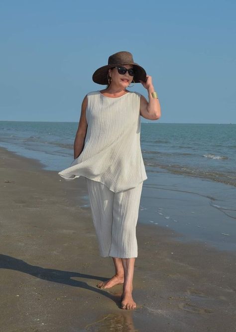 Women Beach Outfits, Ageing Gracefully, Plus Size Fashion For Women, Woman Beach, Custom Dresses, Well Dressed, Beach Outfit, Plus Size Fashion, Casual Wear