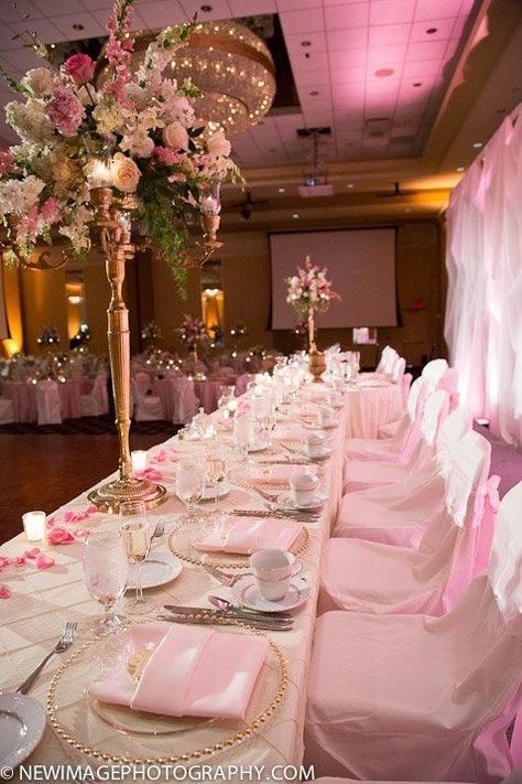 Head table, ivory wedding table cloth, pink and gold flowers, Victorian wedding theme, gorgeous, girly, classy, love it! Quince Heels Pink, Pink And Gold Wedding Dress, Pink And Gold Quinceanera, Pink Quinceanera Decorations, Forest Quinceanera, Wedding Decorations Gold, Pink Quince Theme, Trendy Wedding Themes, Pink And Gold Quince