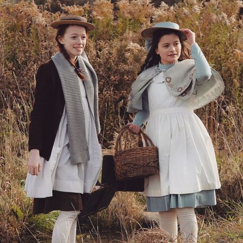 Amybeth McNulty (Anne Shirley) and Dalila Bela (Diana Barry) in Anne with an E | 2017 TV Series Diana Barry, 00s Mode, Amybeth Mcnulty, Anne White, Gilbert And Anne, Gilbert Blythe, Anne With An E, Anne Shirley, Anne Of Green