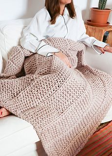 Medea blanket pattern by we are knitters Beginner Haken, Krysten Ritter, Embroidered Labels, Washed Ashore, Knitting Kit, Learn How To Knit, Alpaca Yarn, Chunky Wool, Sewing Needle