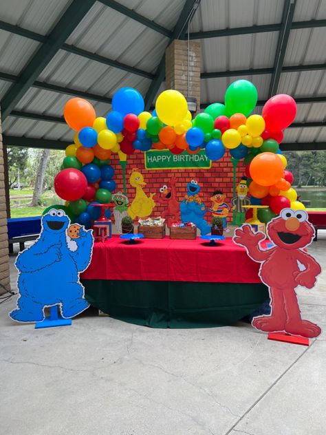 Elmo Birthday Backdrop, Sesame Street Snack Ideas, Sesame Street Birthday Decor, Sesame Street Table Set Up, Sesame Street Balloon Garland, Elmo Balloon Garland, Sesame Street Themed Birthday Party, Sesame Street Balloons, Sesame Street Balloon Arch