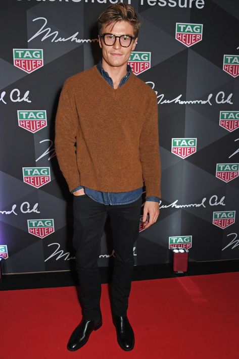 *GQ*-approved kits from every red carpet and paparazzo spotting across the globe. These are the 10 best-dressed men from the last seven days. Oliver Cheshire Style, Geek Chic Men, Mens Dressing Styles Casual, Best Casual Wear For Men, Oliver Cheshire, Layered Outfits, Menswear Inspiration, Men Streetstyle, Big Men Fashion