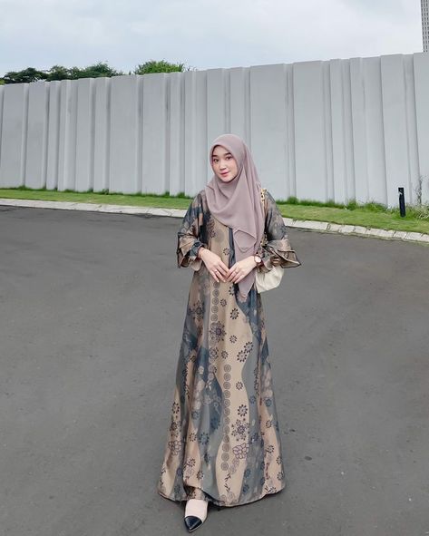 Batik Modern Fashion Style, Ootd Lebaran, Dress Muslim Modern, Muslim Outfit, Dress Muslimah, Model Gamis, Boy Illustration, Hijab Bride, Muslimah Dress