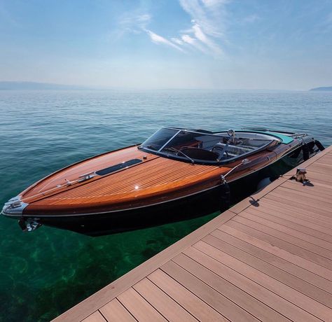 TheAmazingYacht on Instagram: “● Sometimes you don't need a huge yacht. They say that beauty is in small things, maybe it's true.. Riva Aquariva Super 🌟💯🔥💎💫⚓🔝🚤🌊 ● Photo…” Riva Boat Vintage, Picnic Boat, Riva Boot, Riva Aquarama, Riva Yachts, Wooden Speed Boats, Mahogany Boat, Riva Boat, Big Yachts