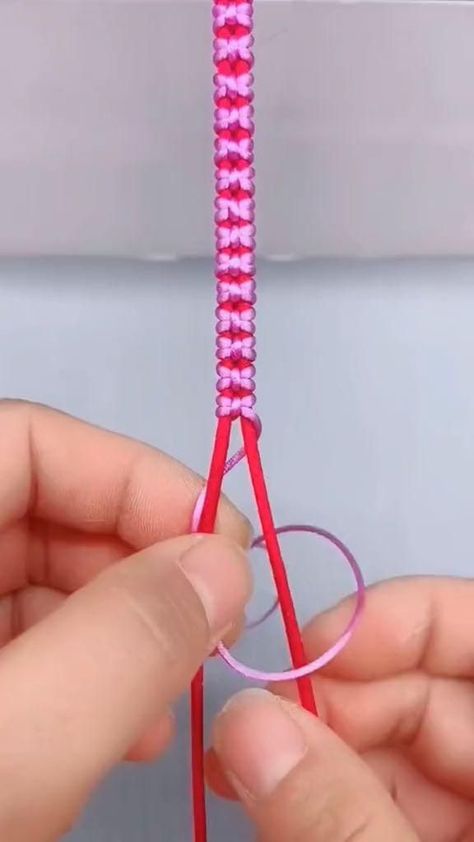 Adelaine Morin, Simpul Makrame, Diy Bracelets With String, Ankle Bracelets Diy, Diy Friendship Bracelets Tutorial, Braided Bracelet Diy, Macrame Bracelet Patterns, Diy Bracelets Tutorials, Friendship Bracelets Tutorial