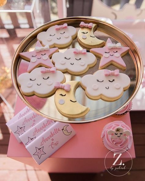 Baby Shower Decoracion, Moon Baby Shower Theme, Cloud Baby Shower Theme, Star Baby Shower Theme, Moon Cookies, Girl Shower Themes, Idee Babyshower, Baby Luna, Twinkle Twinkle Baby Shower