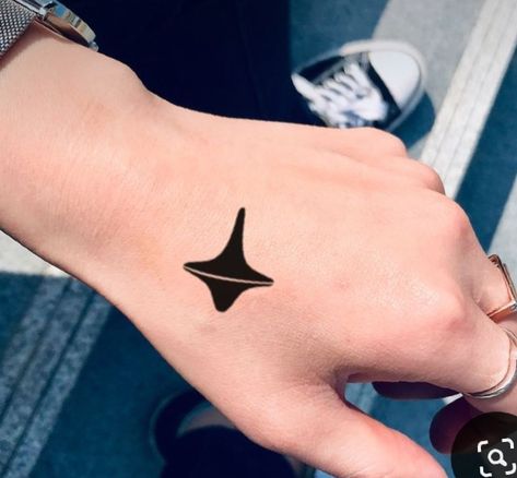 Inception Tattoo Ideas, Spinning Top Tattoo, Tarantino Tattoo Ideas, Inception Tattoo, Movie Tattoos Minimalist, Ink Coldplay, Minimalist Tattoo Design, Patch Tattoo, Patchwork Tattoos