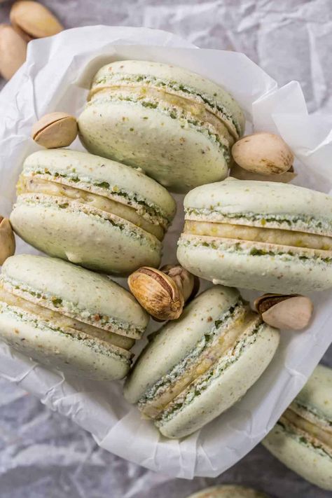 The BEST homemade pistachio macaron recipe loaded with flavors and great for any occasion. Pistachio Macaron Recipe, Pistachio Buttercream, Macaroons Flavors, Pistachio Macaron, Macarons Recipe Easy, Homemade Macarons, Pistachio Shell, Christmas Macarons, Pistachio Recipes