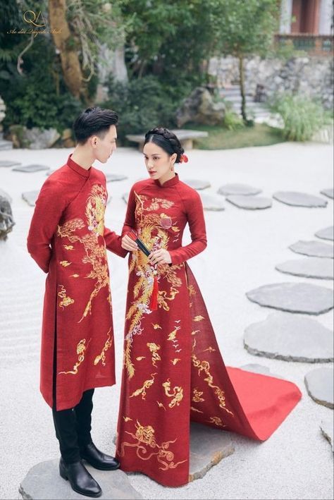 Chinese Mens Wedding Outfit, Ao Dai Men Wedding, Traditional Chinese Wedding Outfit Men, Red Vietnamese Wedding Dress, Chinese Tea Ceremony Outfit, Chinese Wedding Clothes, Vietnam Wedding Dress, Vietnamese Tea Ceremony Ao Dai, Ao Dai Dam Cuoi