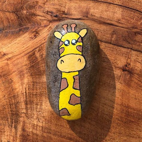 Rock Painting Giraffe, Painted Giraffe, Painted Rocks Craft, Yard Project, Painting Rocks, Bowling Pins, Kindness Rocks, Rock Painting Designs, Painting Designs