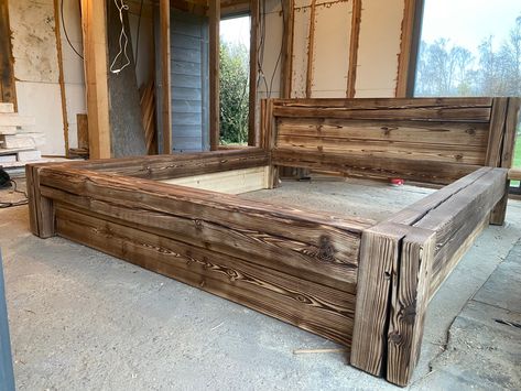 Reclaimed Wood Bed Frame, Reclaimed Wood Beds, Bed Frame Plans, Diy Bed Frame, Cabin Interiors, Bookshelf Design, Belek, Wood Bed Frame, Sleeping In Bed