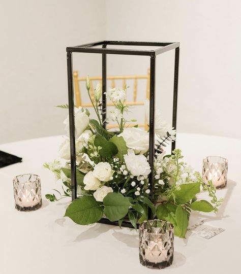 Black And White Wedding Centerpieces Classy, Black Centrepiece, Black And Gold Wedding Centerpieces, Black Lantern Wedding Centerpieces, Black And White Wedding Centerpieces, Black Gold Wedding Theme, 60th Wedding Anniversary Decorations, Black And White Centerpieces, Lanterns With Flowers