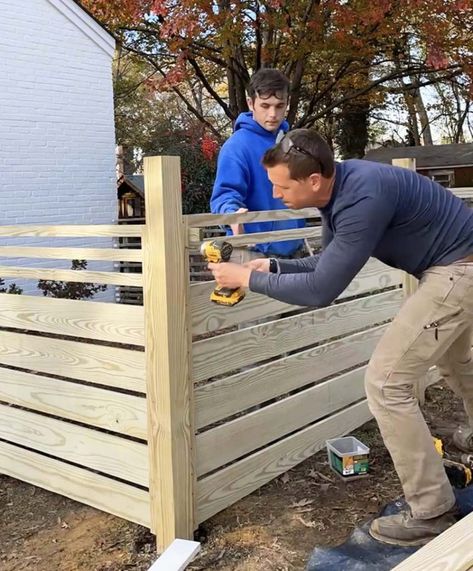 How to Build a Horizontal Fence That Looks Great on Both Sides Wooden Fence Ideas Front Yards, Diy Panel Fence, Horizontal Wood Fence With Gate, Diy Short Fence, Slat Fence Horizontal, Vertical Wood Fence, Modern Fence Gate, Cheapest Fence Ideas, Horizontal Fence Ideas