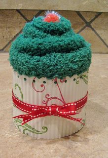 Washcloth Crafts, Sock Cupcakes, Cupcake Tutorial, Cupcake Gift, Sock Crafts, Staff Gifts, Christmas Crafts For Gifts, Christmas Cupcakes, Employee Gifts