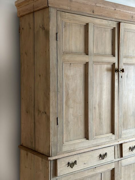 Antique English Pine Linen Press/hutch - Etsy Patina Furniture, Pine Hutch, English Antique Furniture, Antique Pine Furniture, Pine Cabinets, Vintage Porch, Antique Armoire, Linen Press, Sleek Kitchen