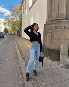 Cropped Flare Jeans Outfit Ankle Boots, Cropped Flare Jeans Outfit, Cropped Outfits, Brooklyn Blonde, Flare Jeans Outfit, Flare Shirt, Boots Outfit Ankle, Crop Top With Jeans, Vintage Outfit