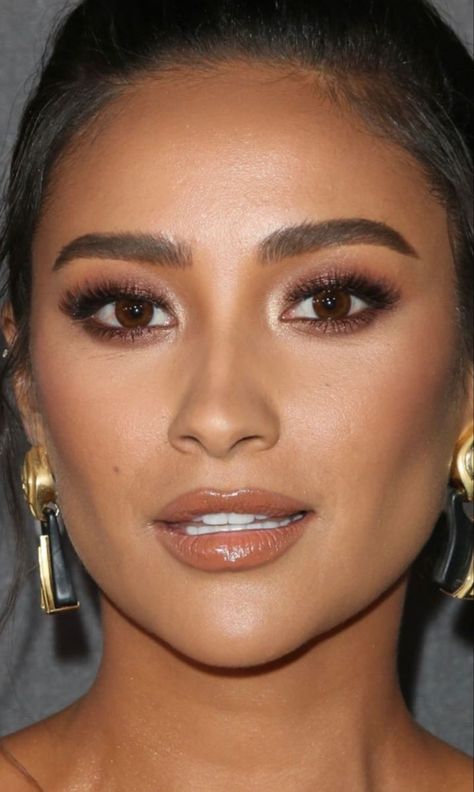 Shay Mitchell Eye Makeup, Dark Skin Tone Makeup Looks, Shay Mitchell Makeup Looks, Make Up For Autumn Skin Tone, Shay Mitchell Makeup Wedding, Dinner Makeup Look For Dark Skin, Shea Mitchell Makeup, Shay Mitchell Face, Red Carpet Makeup 2022