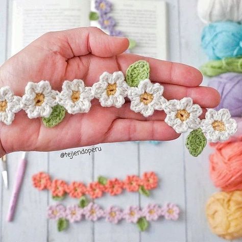 Crochet Flower Chain, Crochet Flower Bookmark, Crochet Applique Patterns Free, Flower Chain, Yarn Flowers, Crocheted Flowers, Crochet Daisy, Flower Bookmark, Crochet Bookmarks