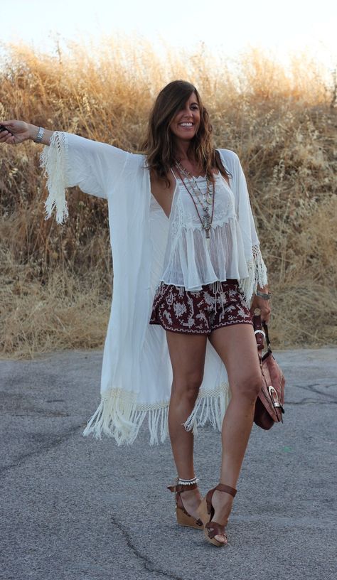 Mytenida /// Kimono: Monisqui (AQUÍ). Top: Zara (new). Shorts: Mango (new). Cuñas/wedges: Hakei (old). Bolso/handbag: Dior. Collares7necklaces: Bohemian Bareclona y BELAO. Ethno Style, Boho Fashion Summer, Estilo Hippie, Boho Style Outfits, Stil Boho, Zara New, Lace Kimono, Boho Chic Outfits, Hipster Fashion